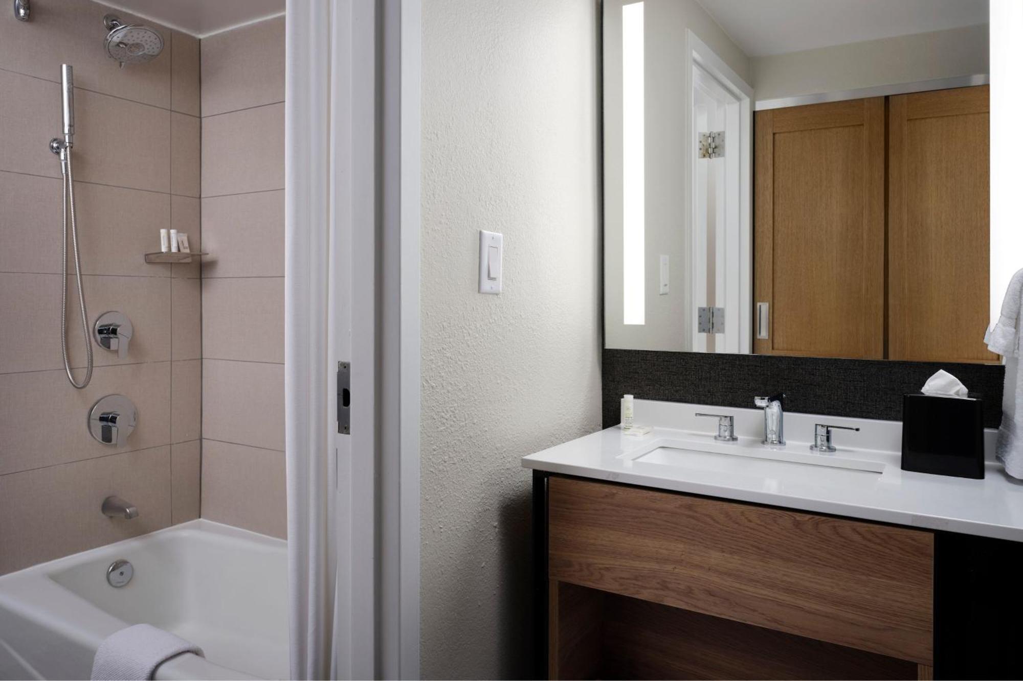 Sheraton Grand Rapids Airport Hotel Cascade エクステリア 写真