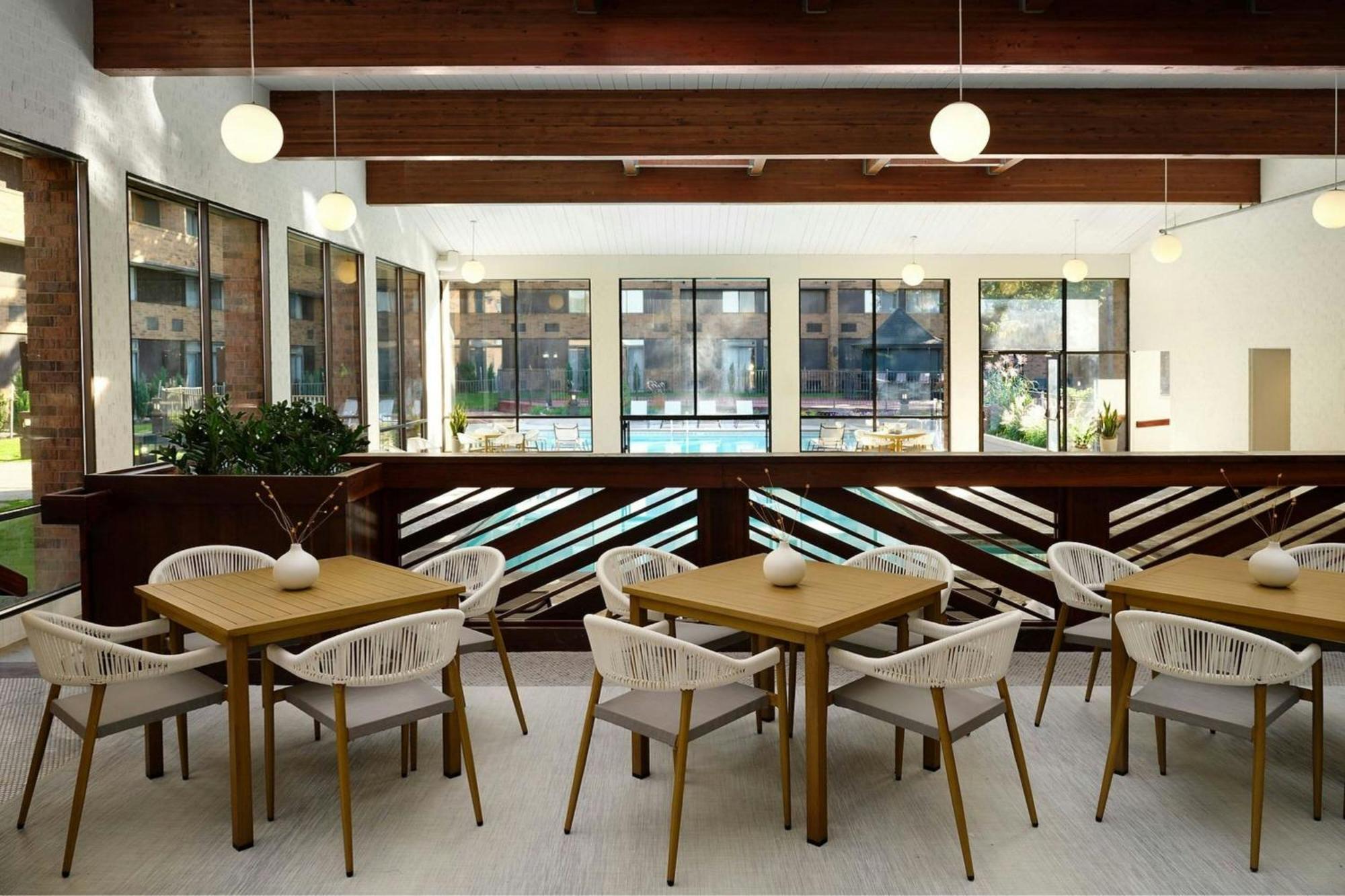 Sheraton Grand Rapids Airport Hotel Cascade エクステリア 写真